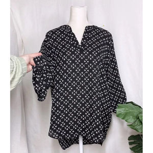 NWT Chaus New York Nordstrom Black and White Patterned Blouse Flowy Fit V Neck